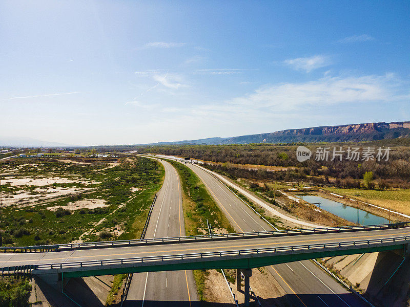 空立交桥蓝天无人机的车辆和卡车驾驶在70号州际公路和立交桥在美国西部Fruita Colorado照片系列